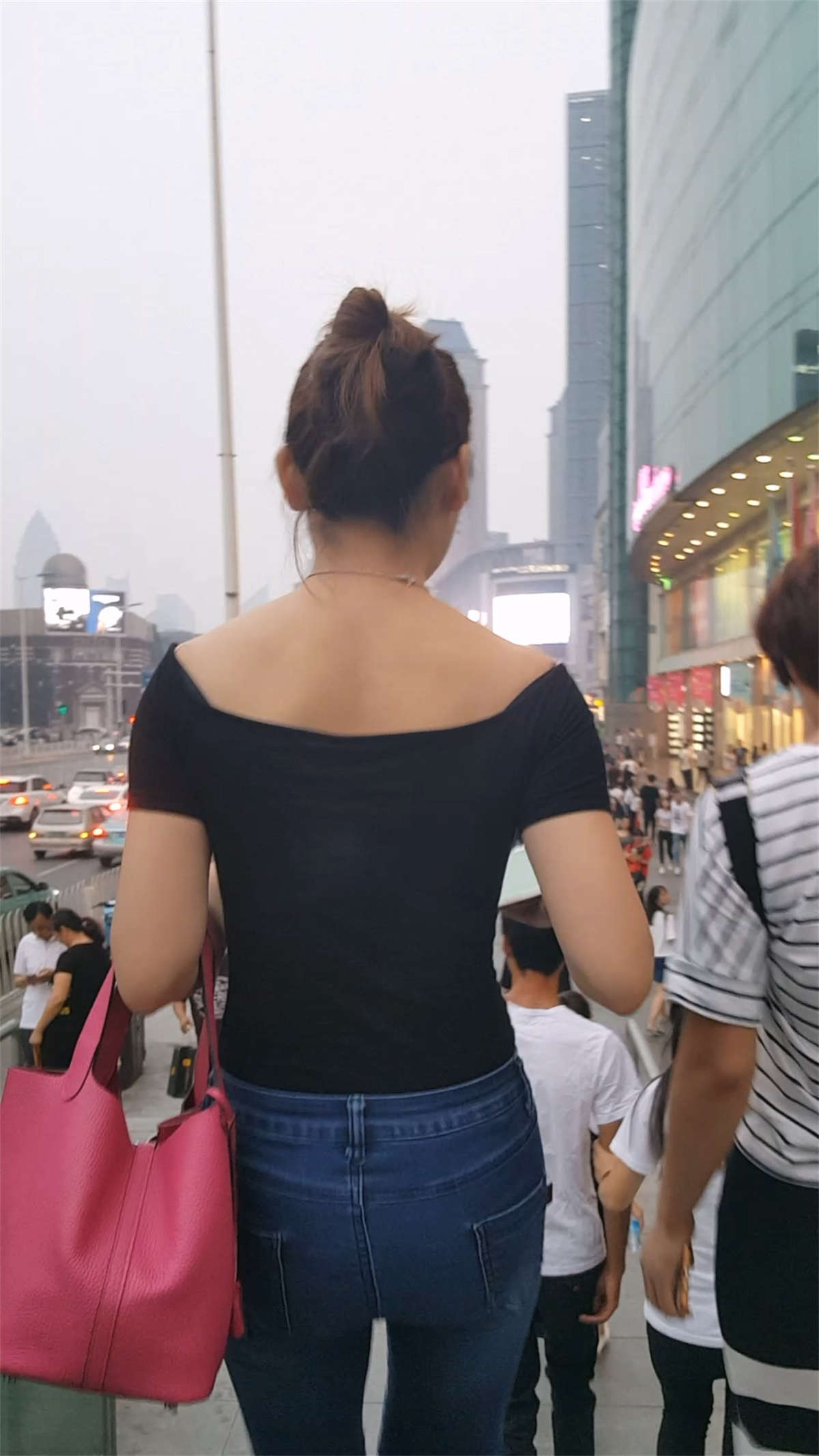 图片[2]-蓝色紧身牛仔裤饱满圆臀长腿少妇-日更街拍