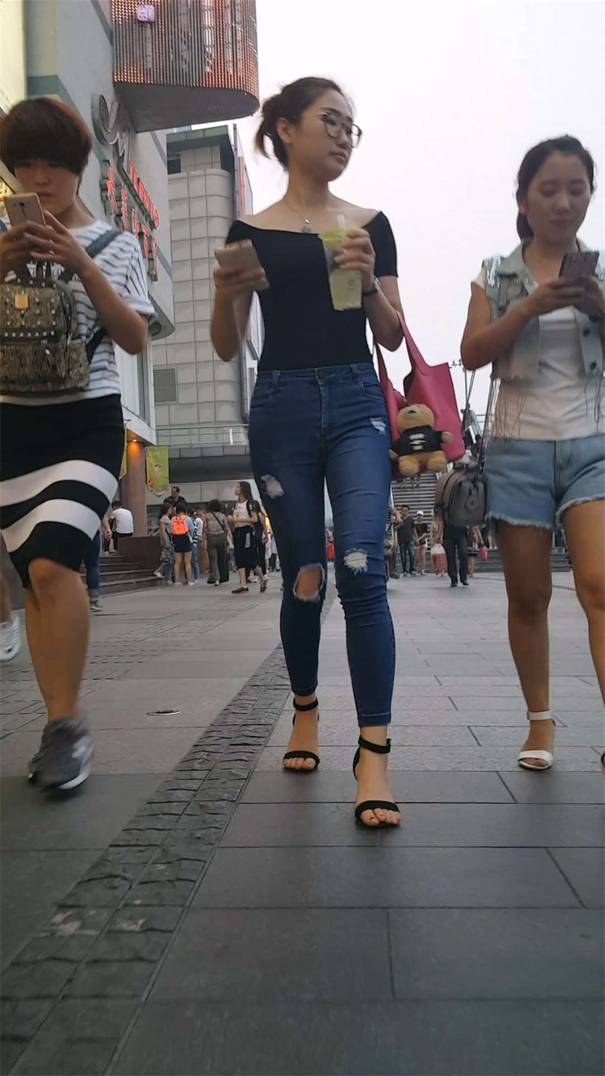 蓝色紧身牛仔裤饱满圆臀长腿少妇-日更街拍