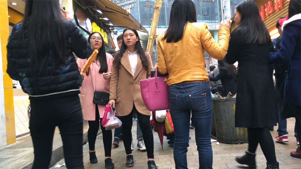 图片[2]-紧身牛仔翘臀姐妹花-日更街拍