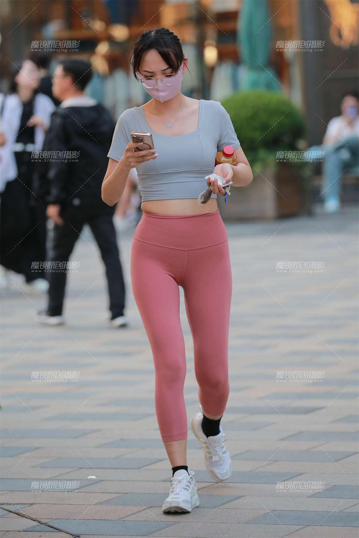 图片[2]-粉色紧身瑜伽裤-日更街拍