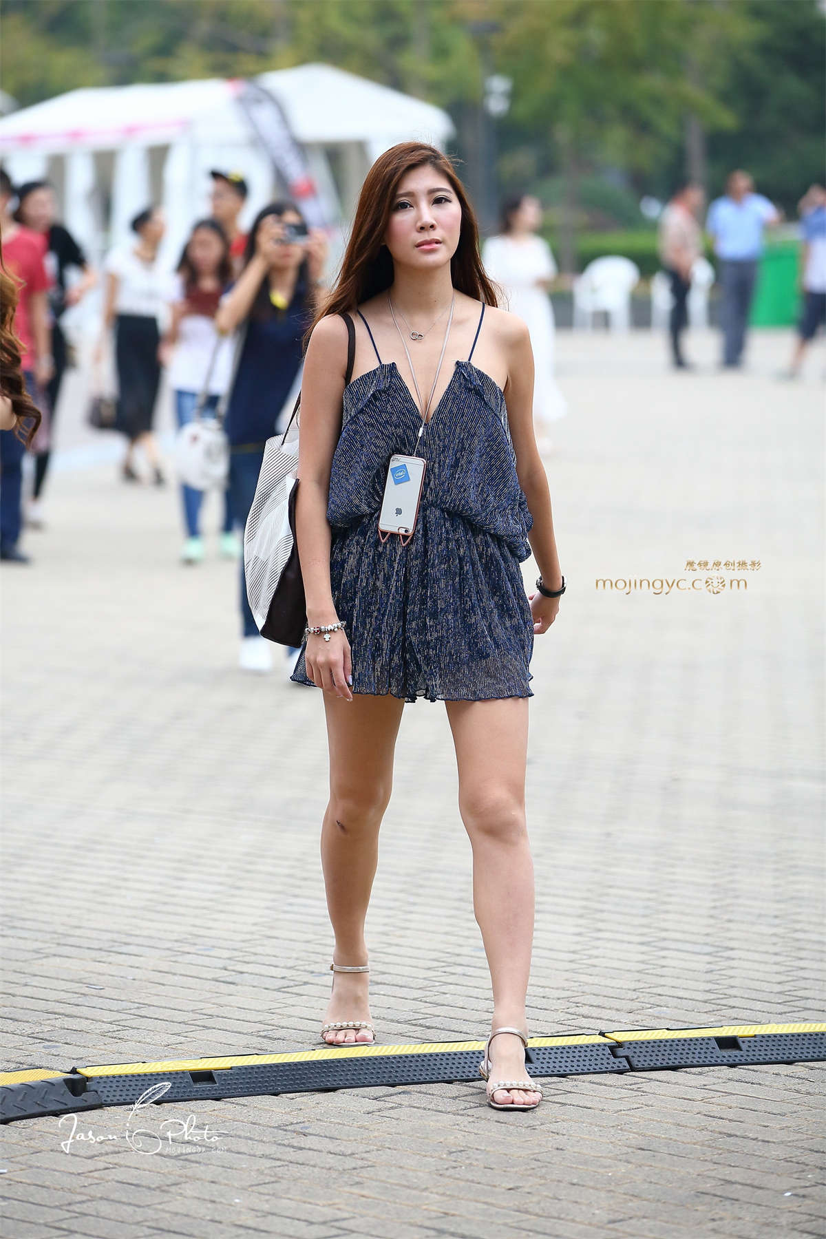 露肩连衣裙-日更街拍