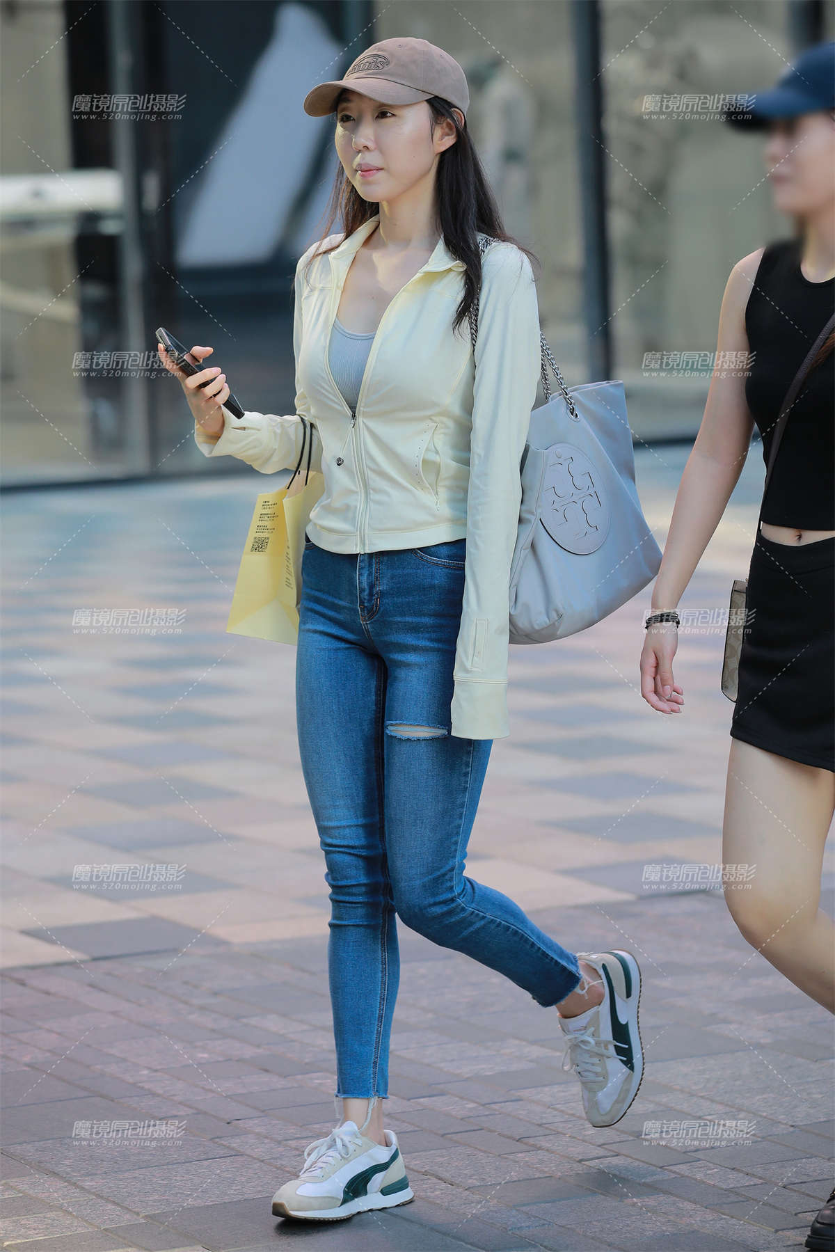 图片[2]-蓝色牛仔裤美女-日更街拍