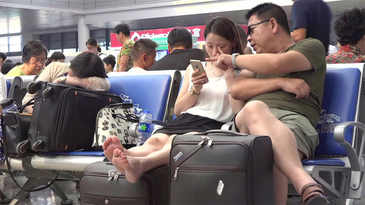 图片[2]-丝绸般光滑的雪白足底，谁看了都得咽几下口水-日更街拍