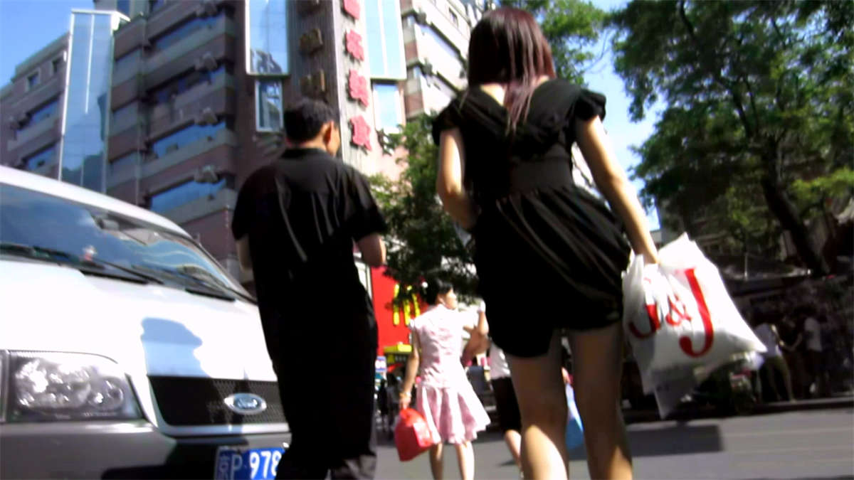 小饰品城黑色连衣裙美眉-日更街拍