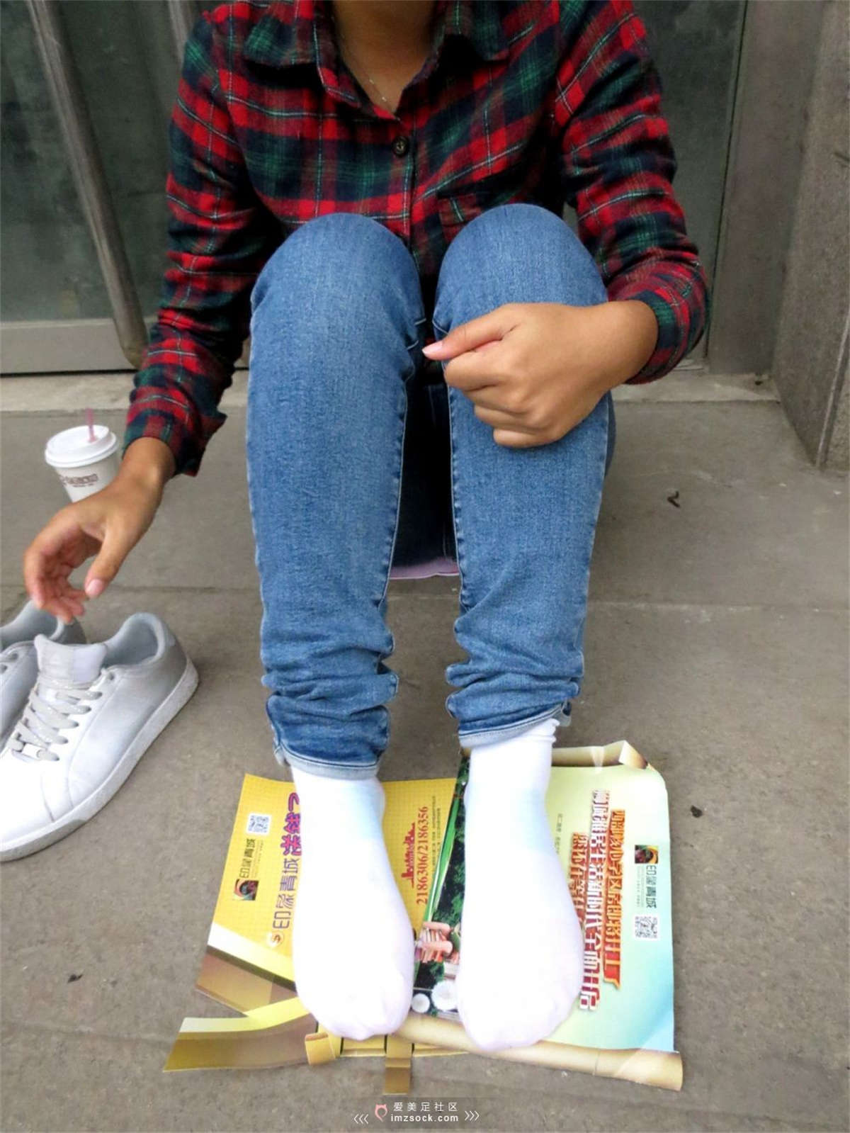 MZSOCK-2018 No.221 一个害羞的小姑娘小白鞋清晰足底-日更街拍