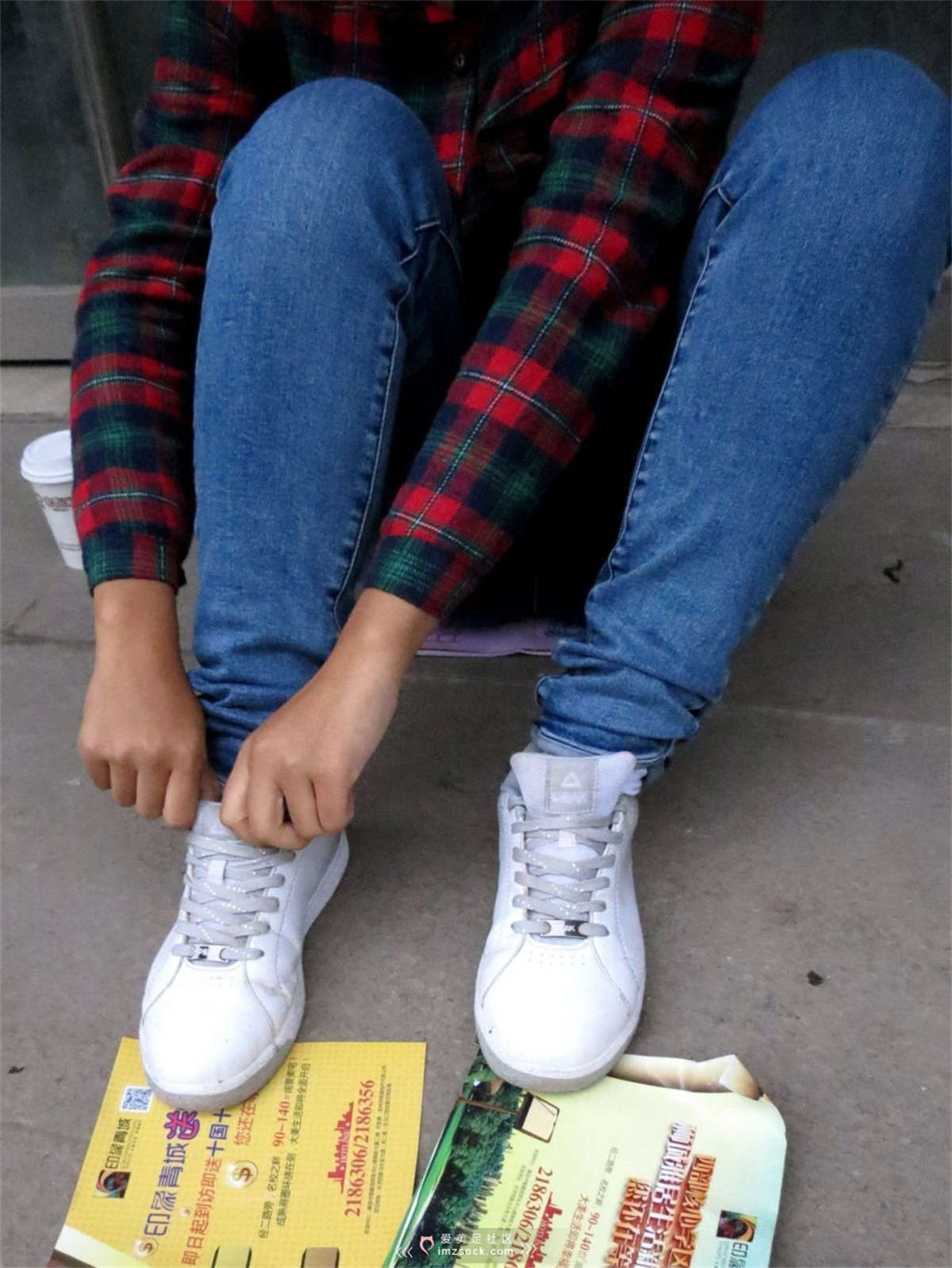 图片[2]-MZSOCK-2018 No.221 一个害羞的小姑娘小白鞋清晰足底-日更街拍