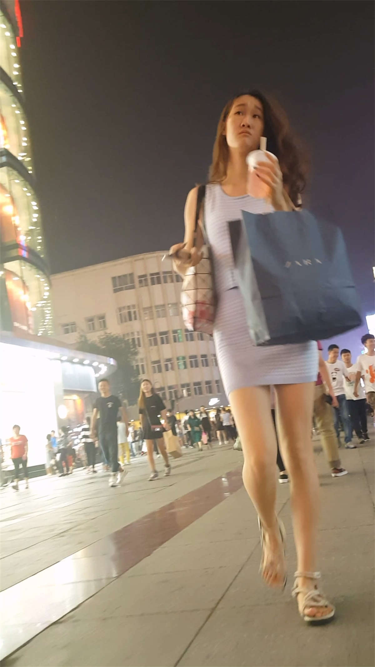 蓝色包臀裙长发美女极品长腿-日更街拍
