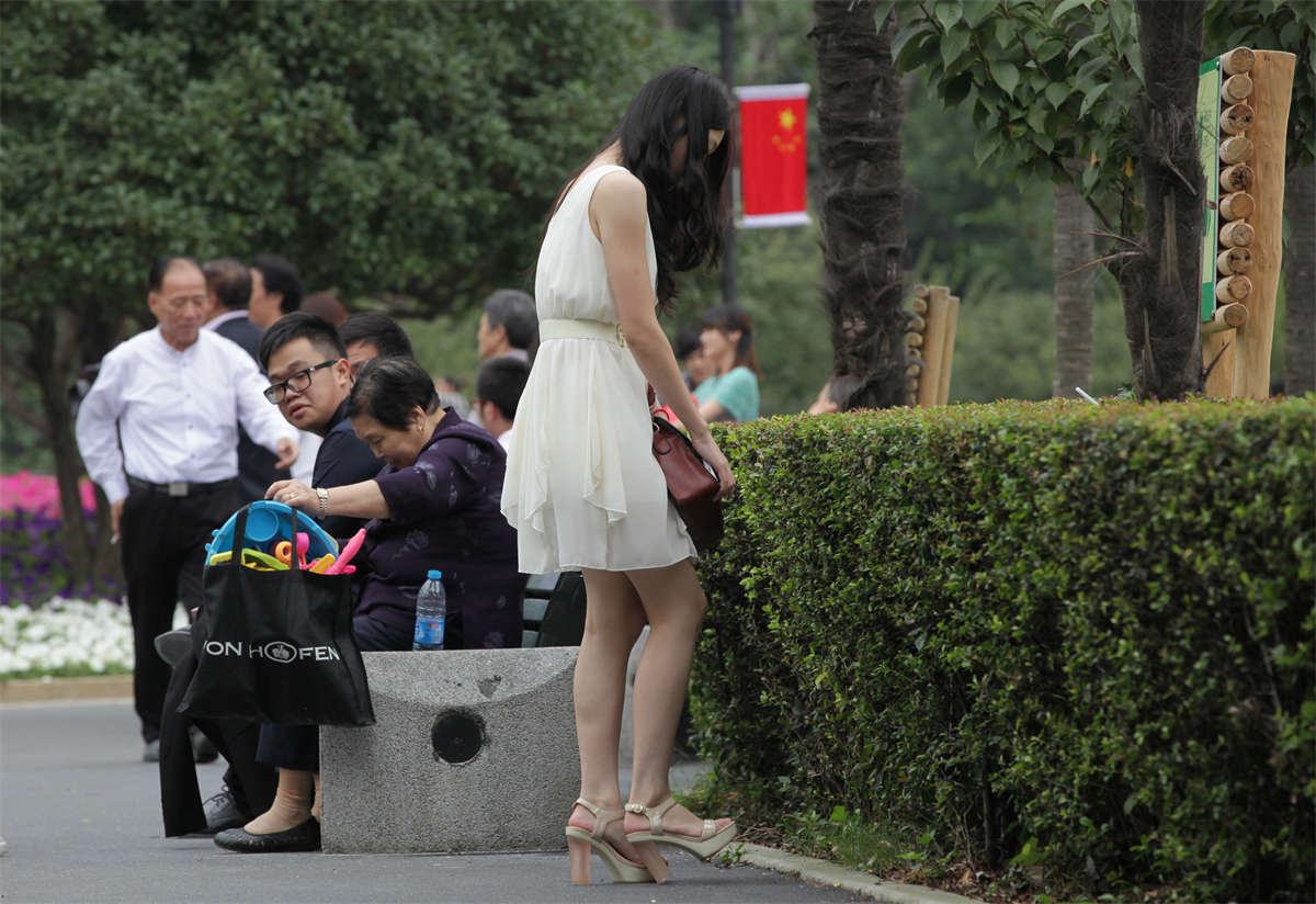 图片[2]-踏青公园街拍系列No.1431 长发伴娘，露脚不是重点，擦脚的美姿才叫诱惑-日更街拍