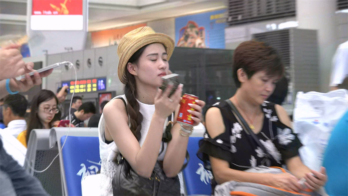 精致的高冷型美女，玉足露出的部分让你看个真切-日更街拍