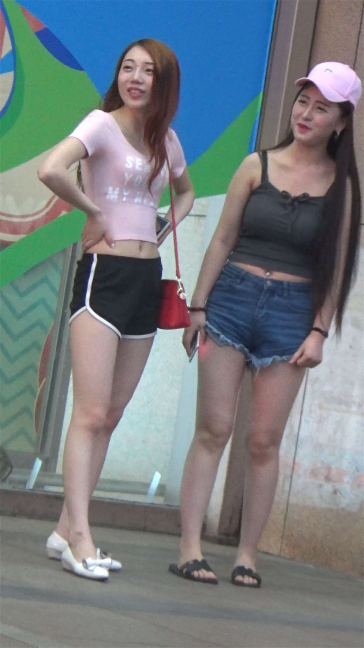 漂亮的短裤长腿美女-日更街拍