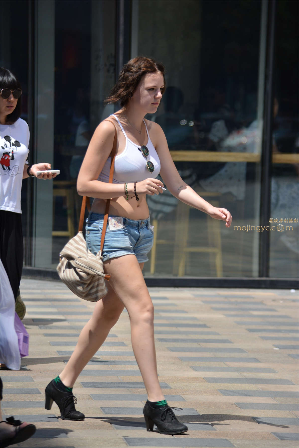大胸洋妞秀蛮腰-日更街拍