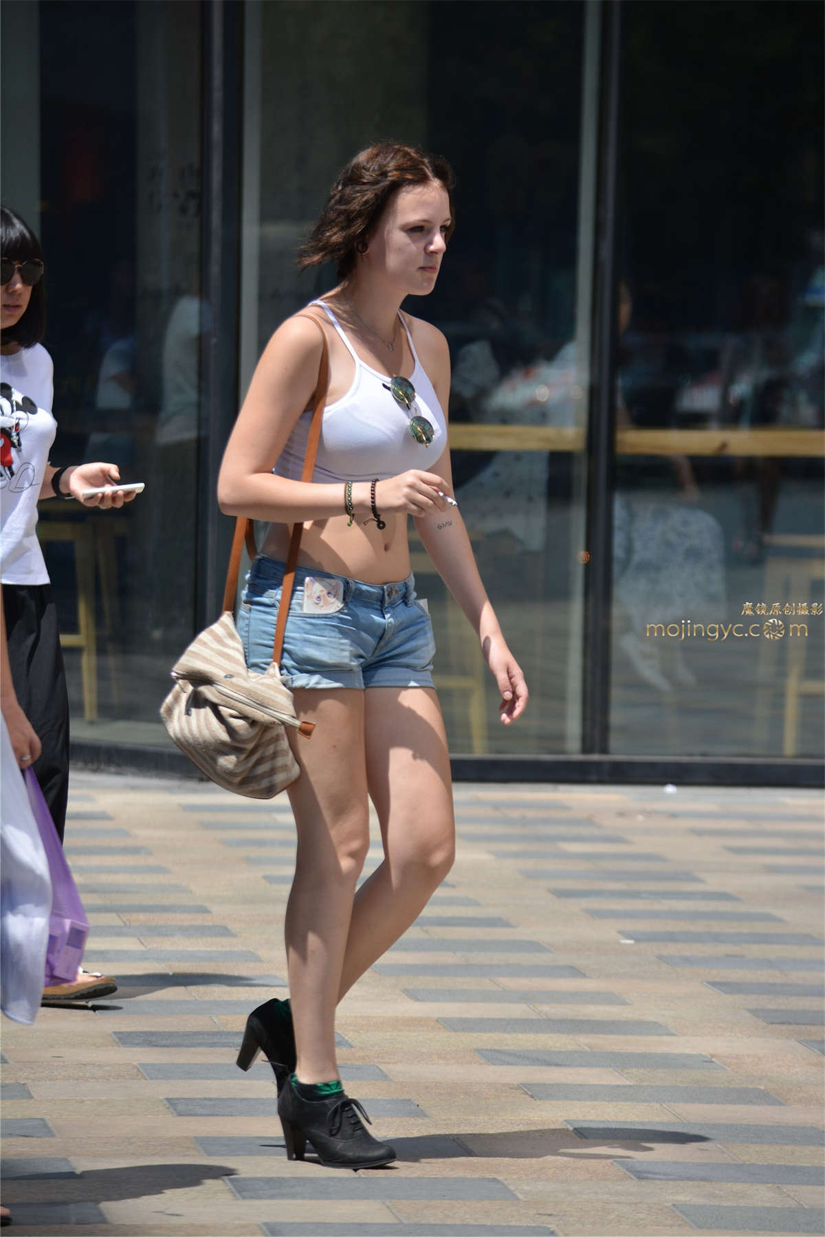 图片[2]-大胸洋妞秀蛮腰-日更街拍