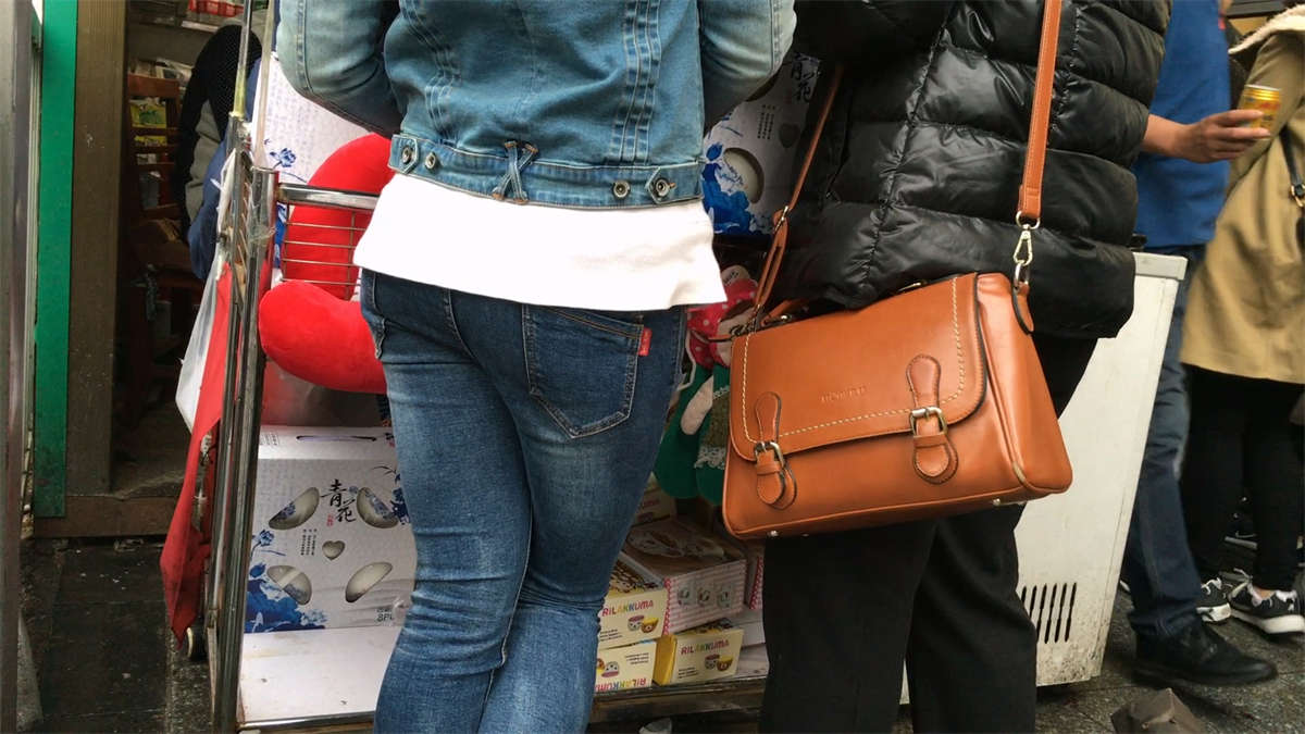 图片[2]-超级紧绷牛仔裤美眉-日更街拍