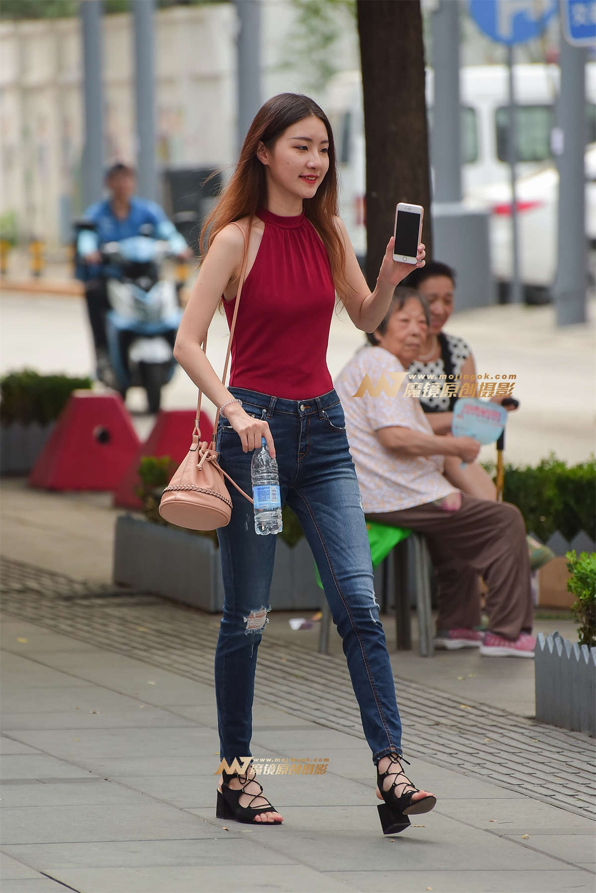 长相甜美的紧牛小姐姐-日更街拍