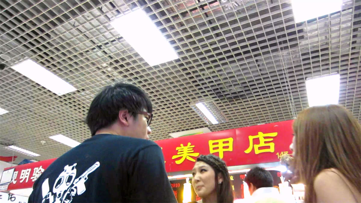 图片[2]-和男朋友一起逛商场的圆润小臀美女-日更街拍