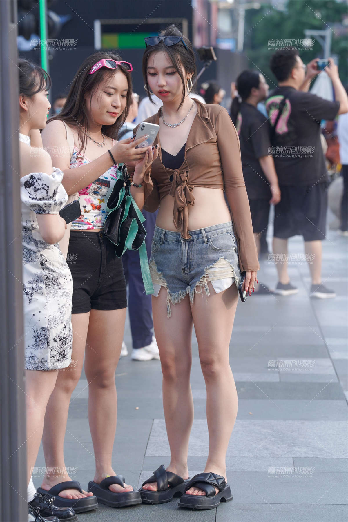 白嫩小蛮腰-日更街拍