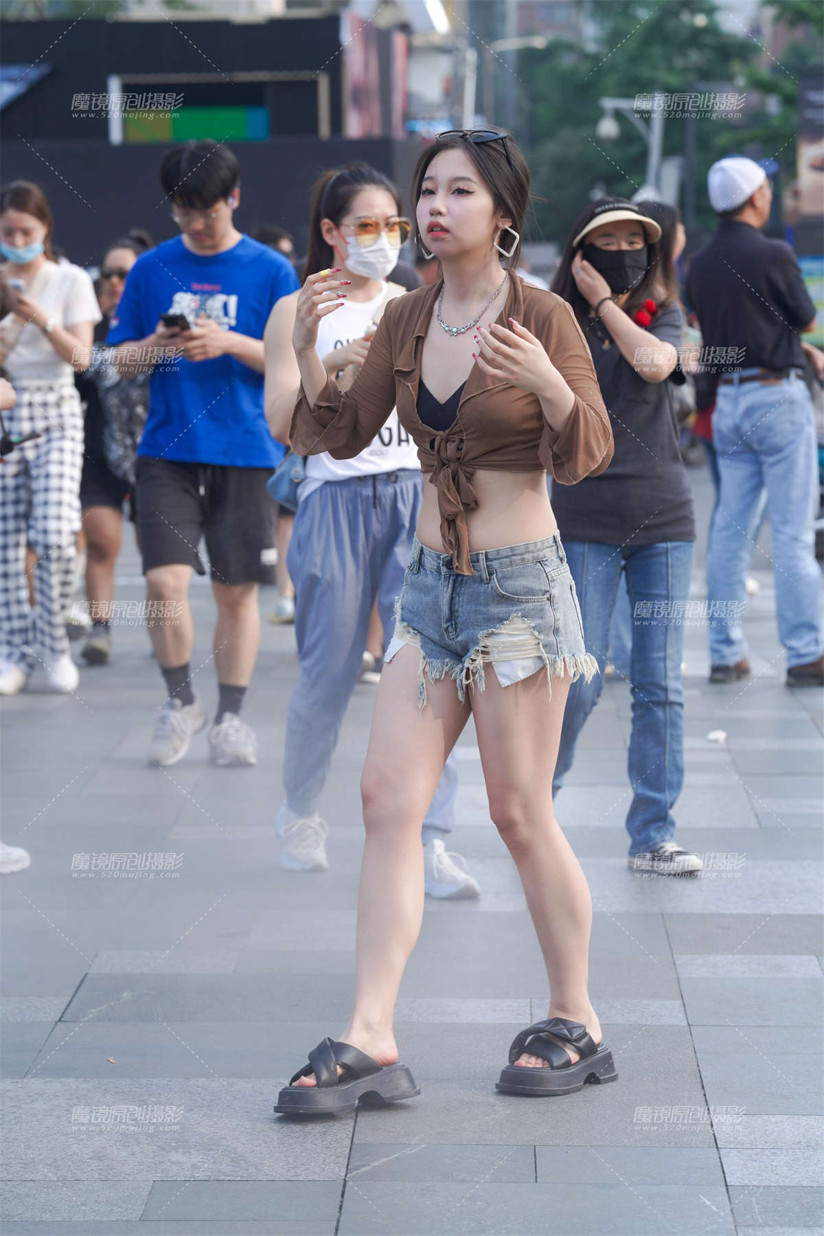 图片[2]-白嫩小蛮腰-日更街拍