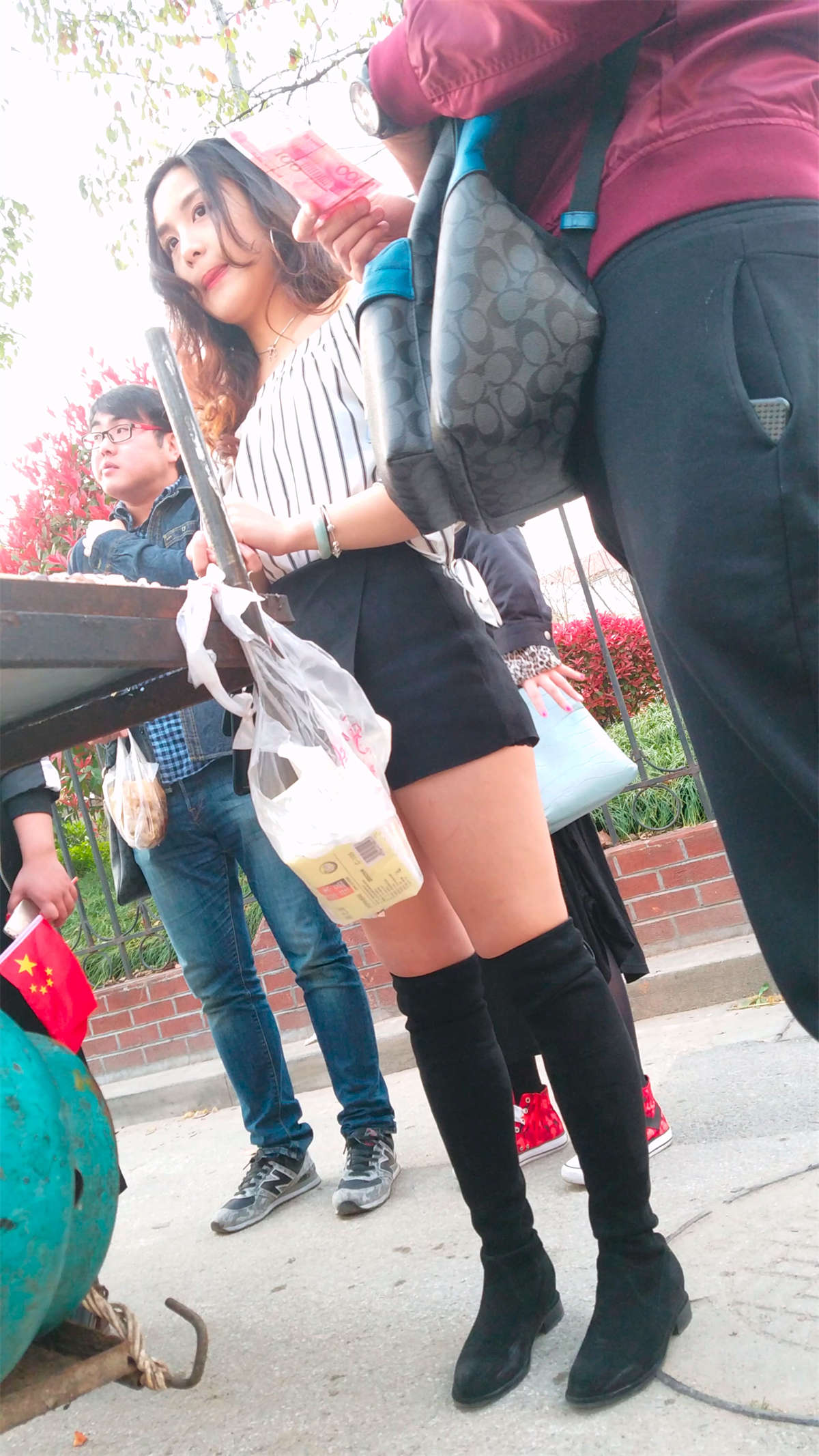 图片[2]-买烧烤的黑裙黑靴美女-日更街拍