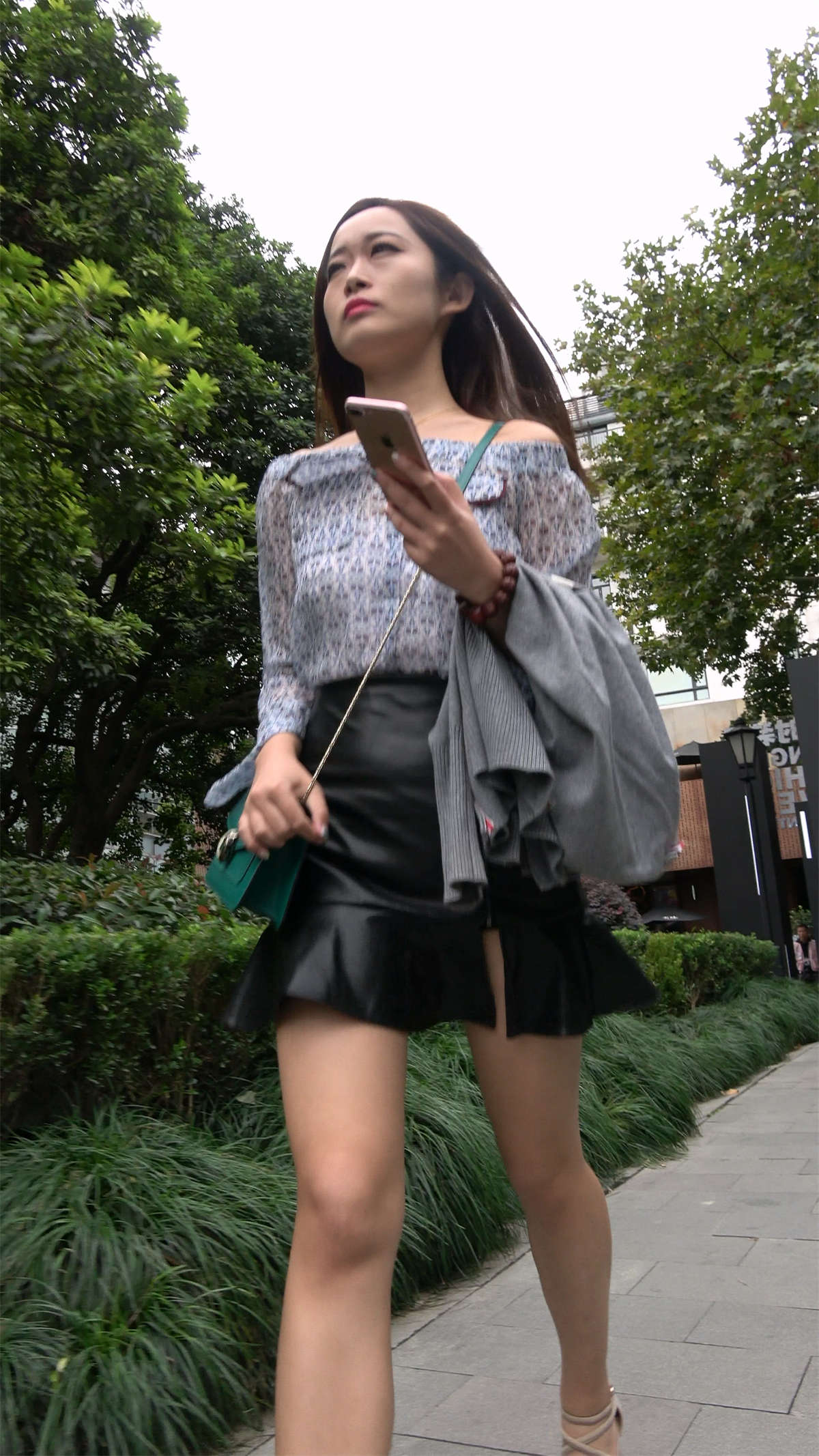 图片[2]-皮裙气质美女-日更街拍