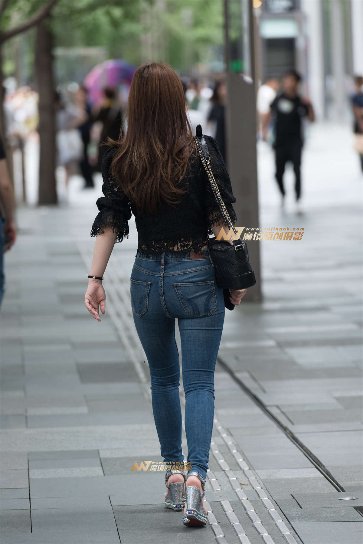 图片[2]-紧身牛子美女-日更街拍