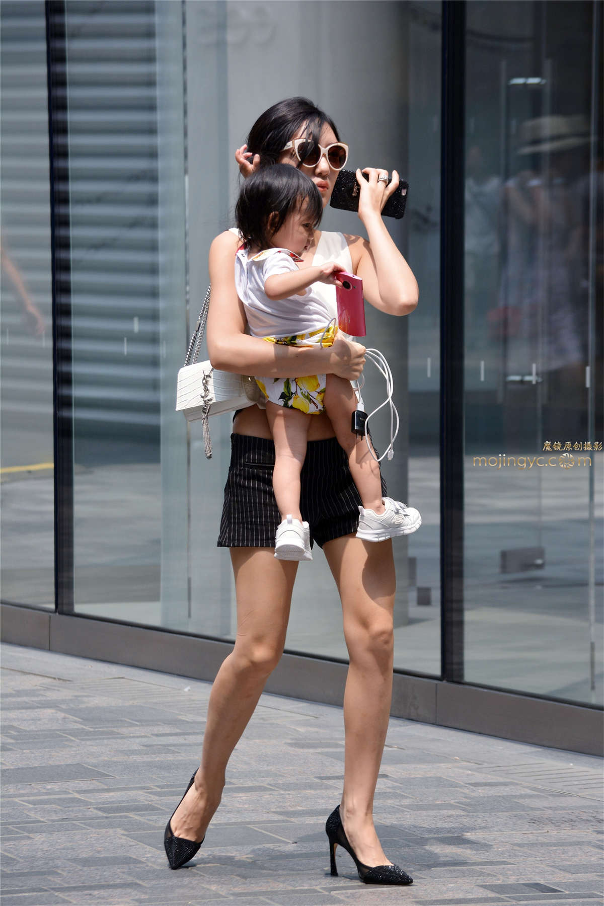 图片[2]-高跟热裤辣妈来逛街-日更街拍