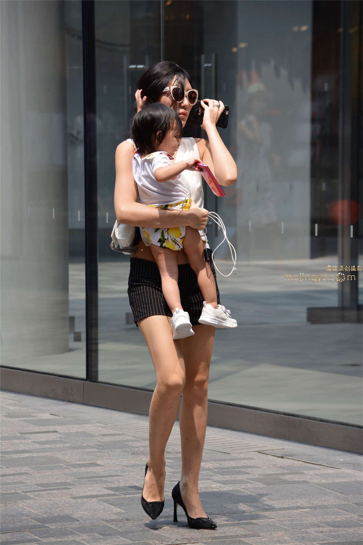 高跟热裤辣妈来逛街-日更街拍