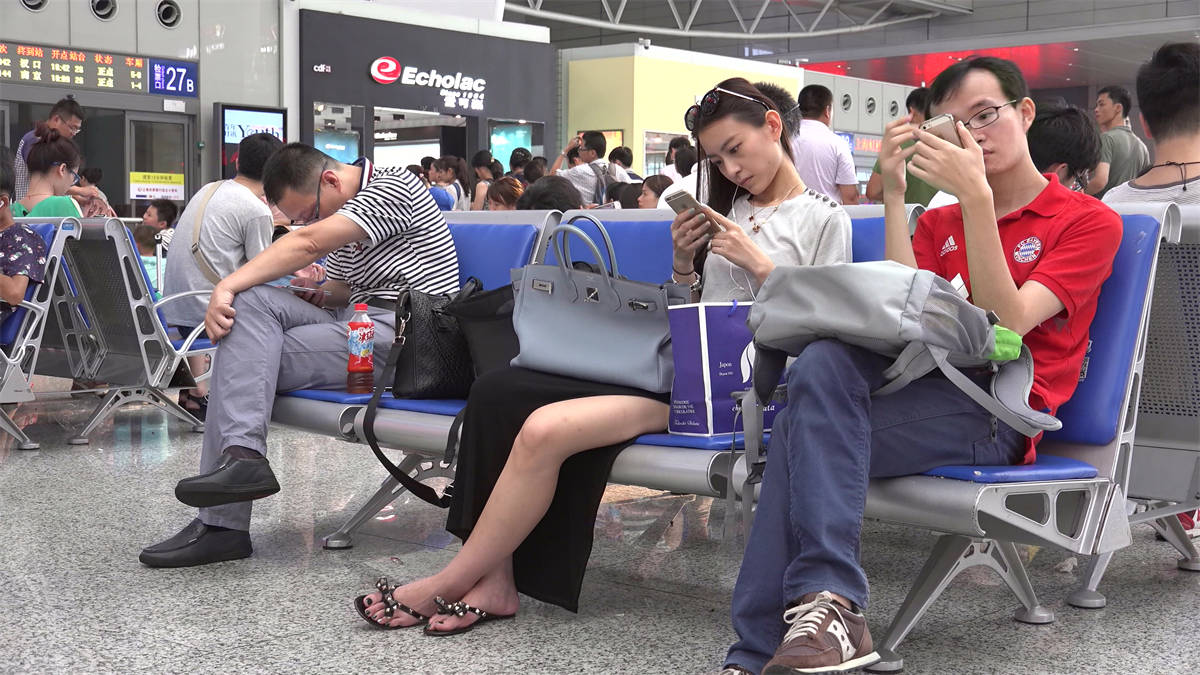 这颜值身材和脚型，不惧任何挑剔的评头论足-日更街拍