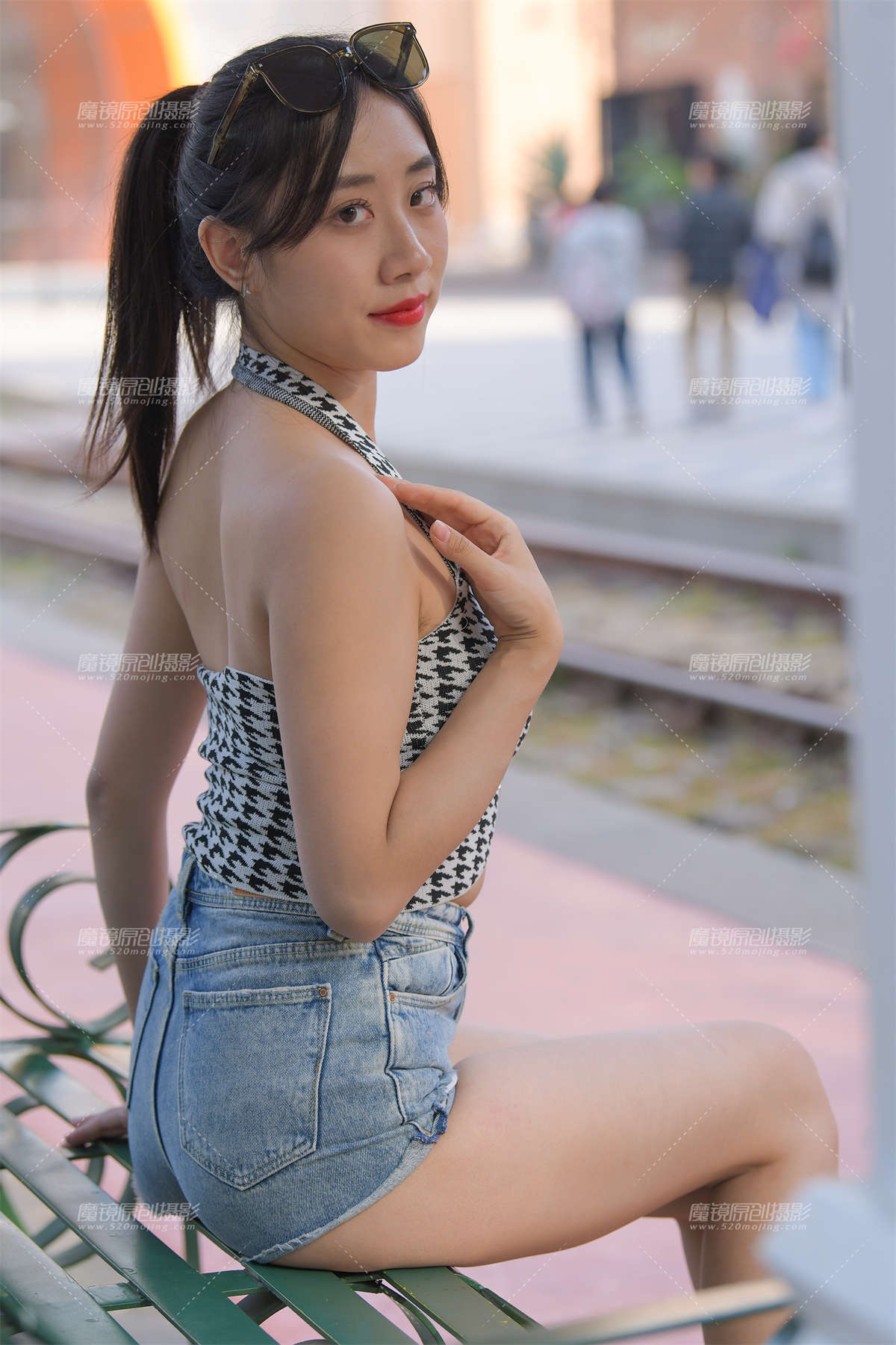 牛仔热裤美女-日更街拍