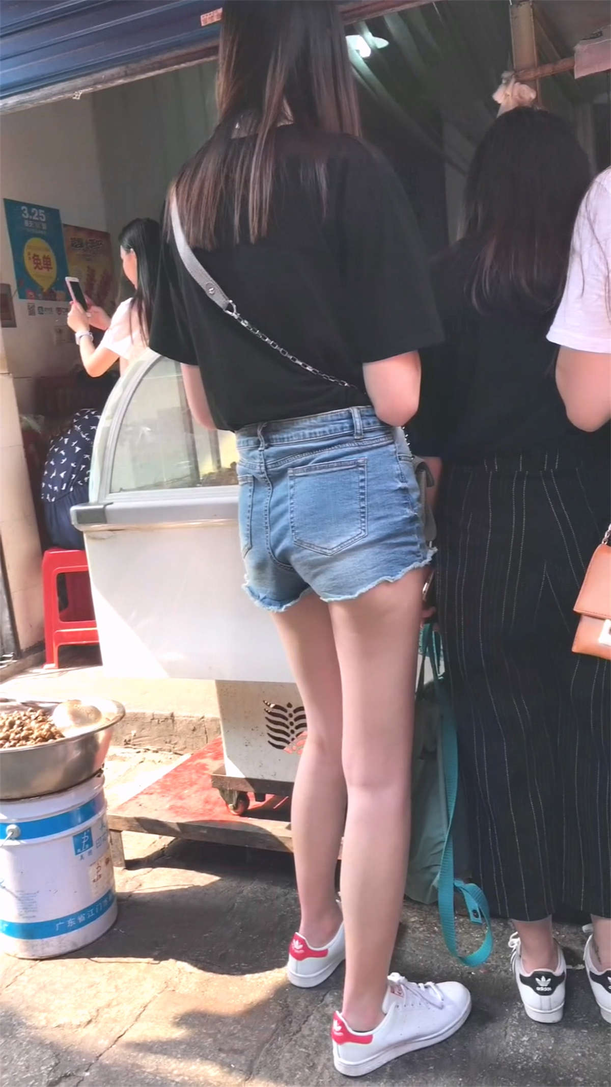 牛仔短裤大长腿美女-日更街拍