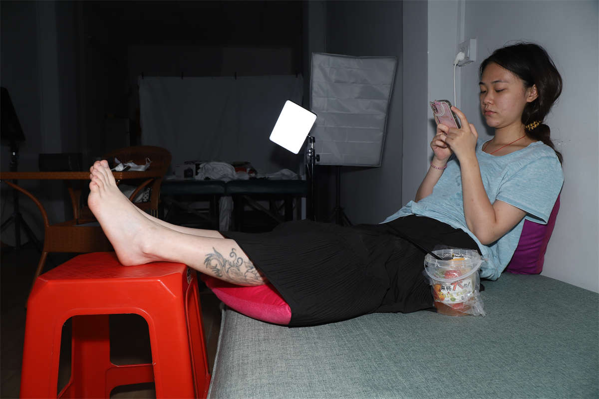 aapary摄影 No.121 大美女琪琪继续展示38码大白脚-日更街拍