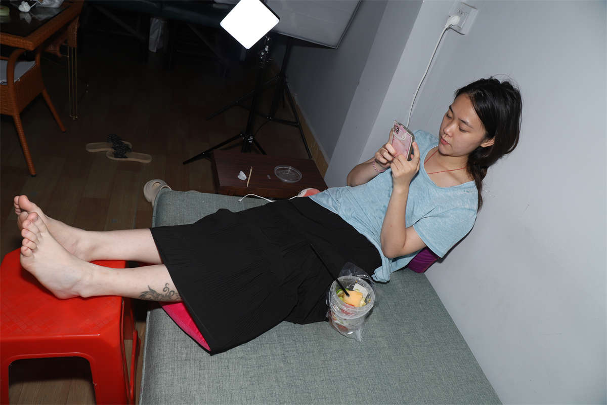 图片[2]-aapary摄影 No.121 大美女琪琪继续展示38码大白脚-日更街拍