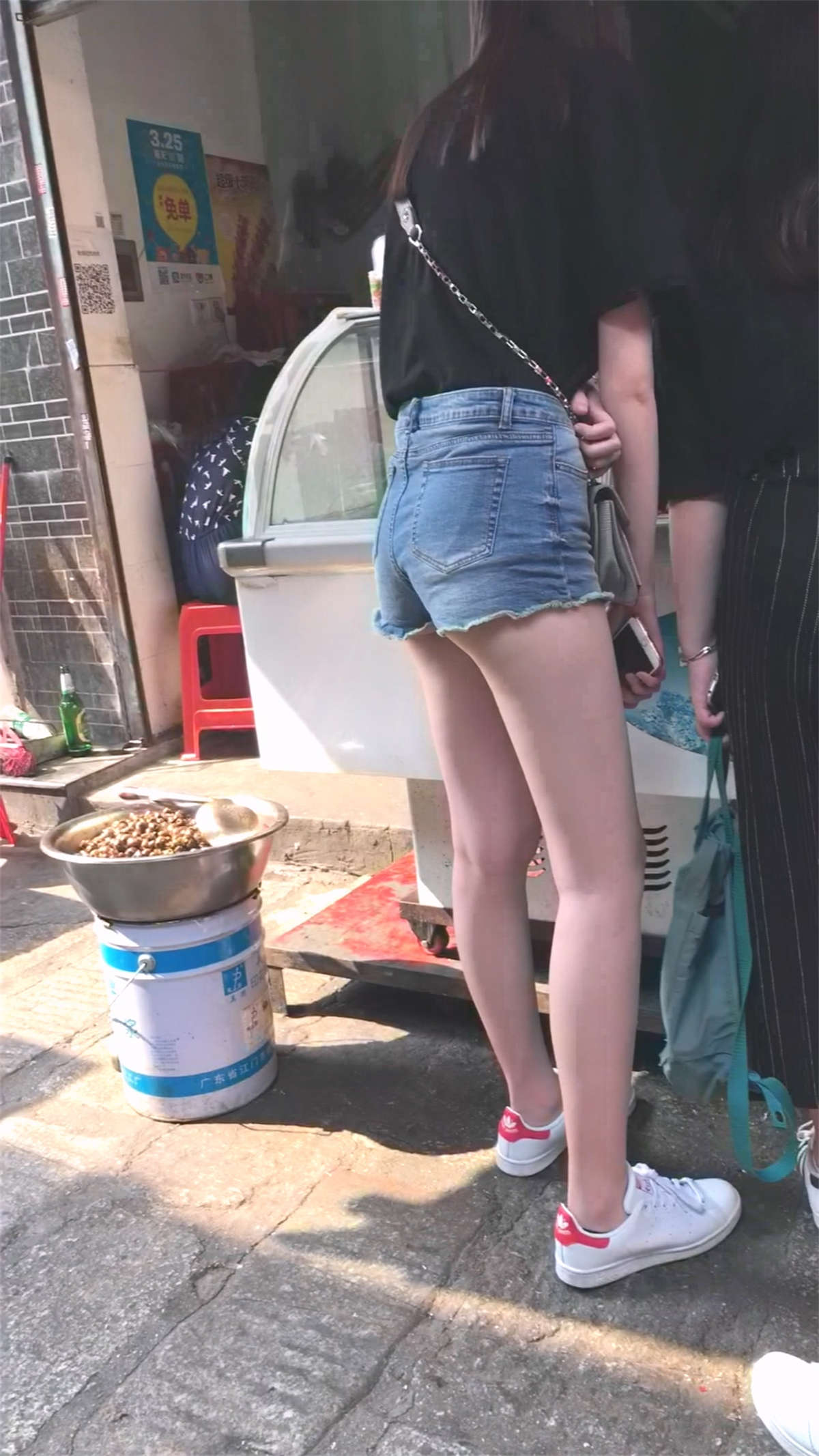 图片[2]-牛仔短裤大长腿美女-日更街拍