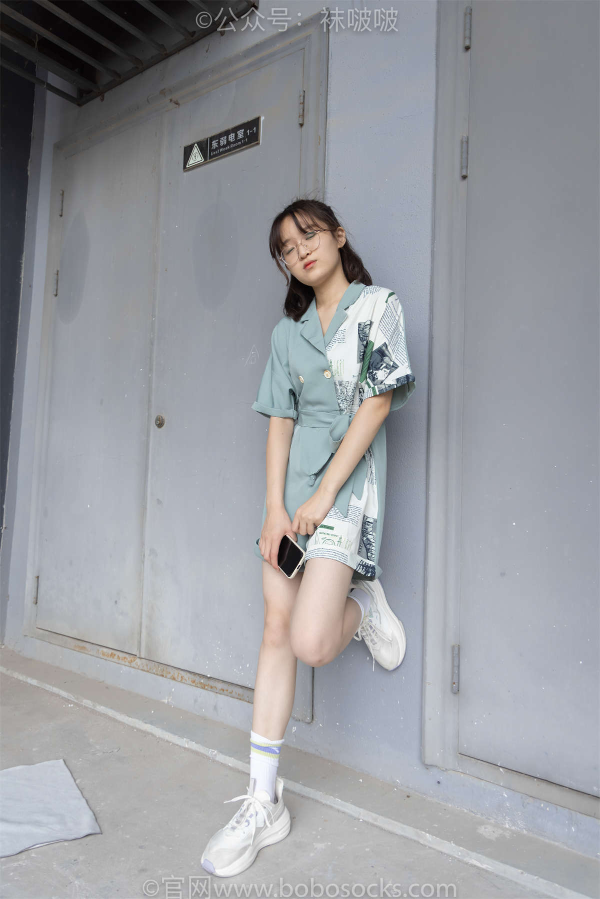 图片[2]-袜啵啵 No.025 熊熊-安踏运动鞋、白色棉袜（踩脏）、裸足…-日更街拍