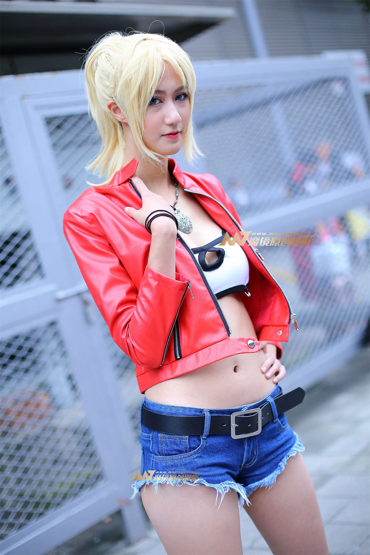 红色皮夹克白抹胸长腿cosplay-日更街拍