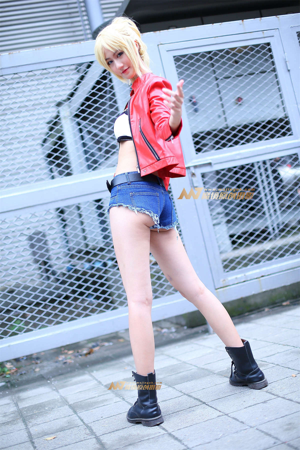 图片[2]-红色皮夹克白抹胸长腿cosplay-日更街拍