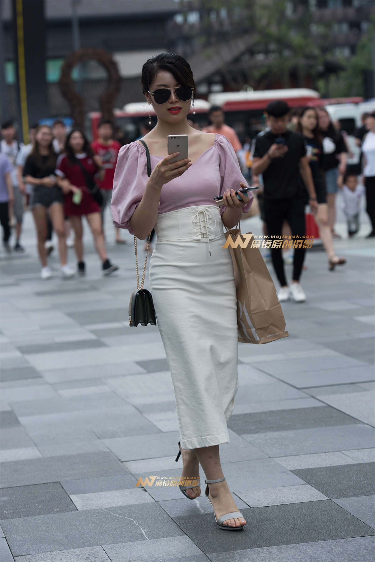 看手机的美女-日更街拍