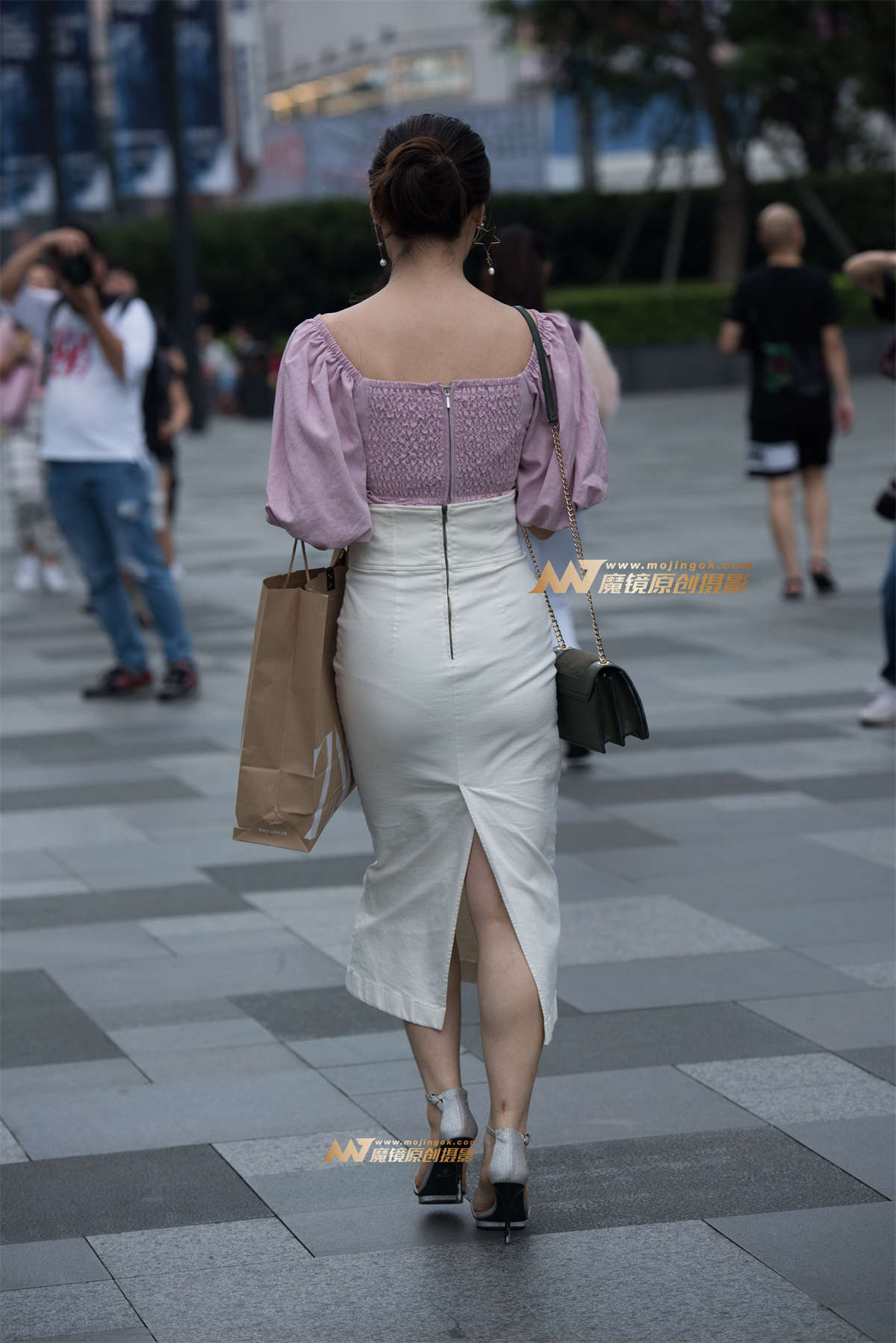 图片[2]-看手机的美女-日更街拍