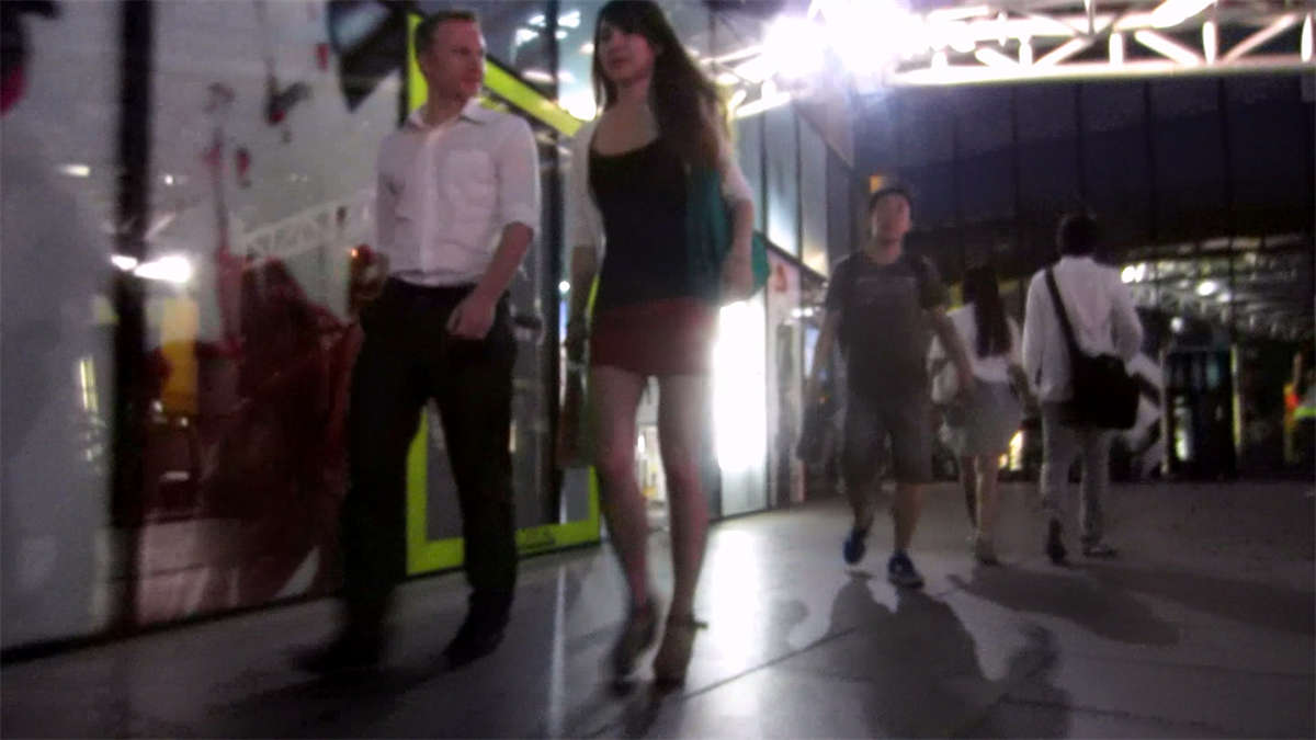 图片[2]-极品红裙美女,居然被老外叼走了-日更街拍