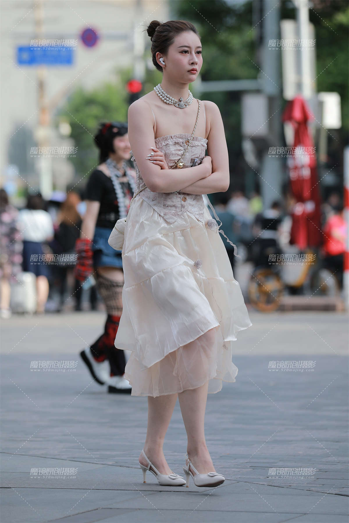 【玻璃街拍】花棚漂亮小姐姐-日更街拍