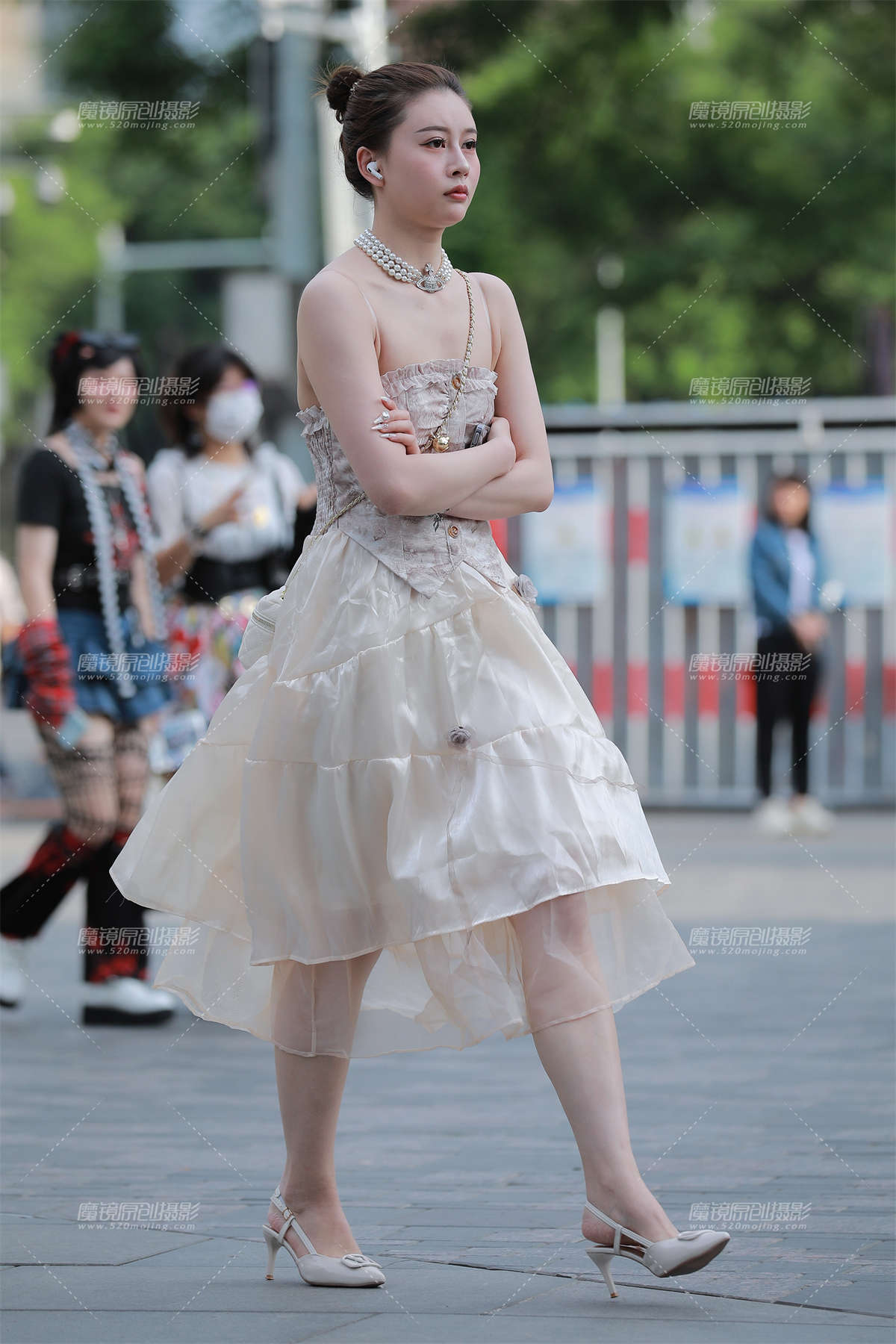 图片[2]-【玻璃街拍】花棚漂亮小姐姐-日更街拍