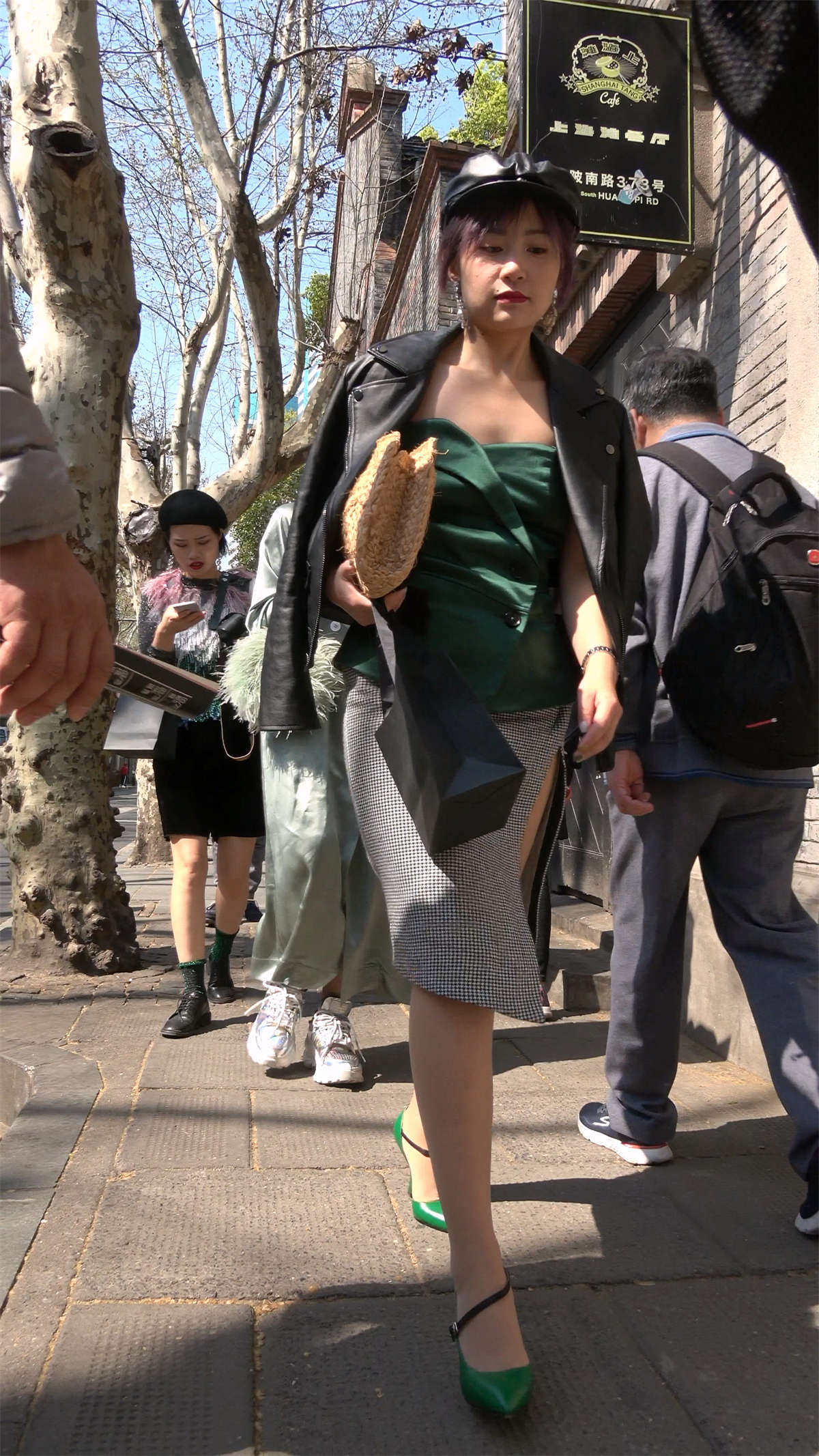 性感丝袜美腿绿色高跟女模特-日更街拍