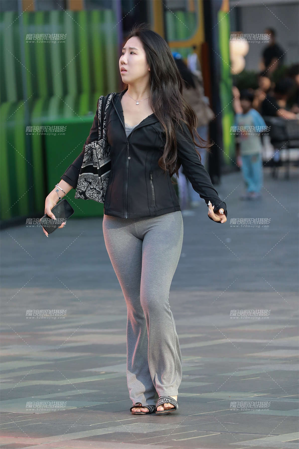 图片[2]-丰韵灰色紧身裤-日更街拍