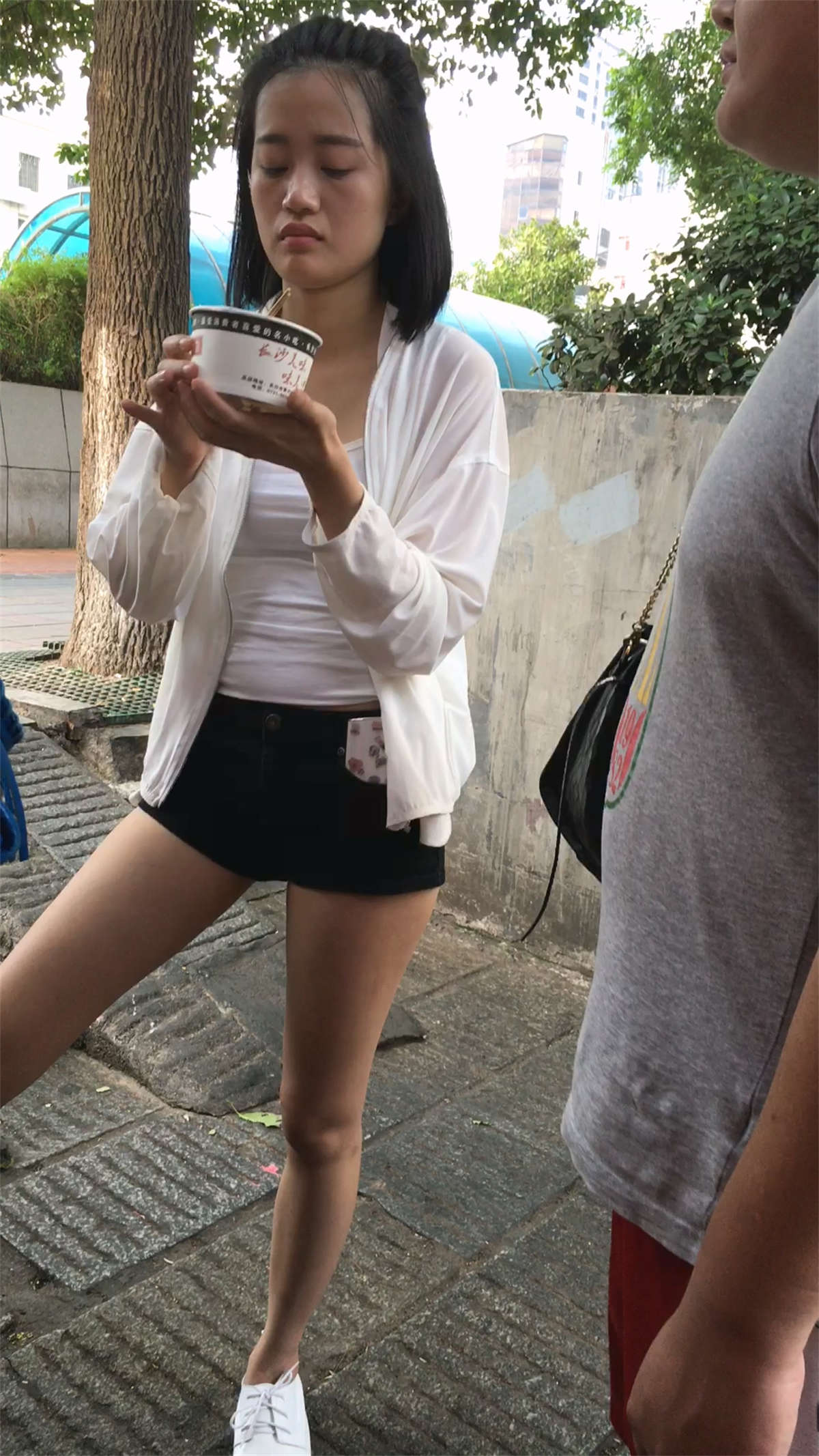 吃小吃的美女-日更街拍