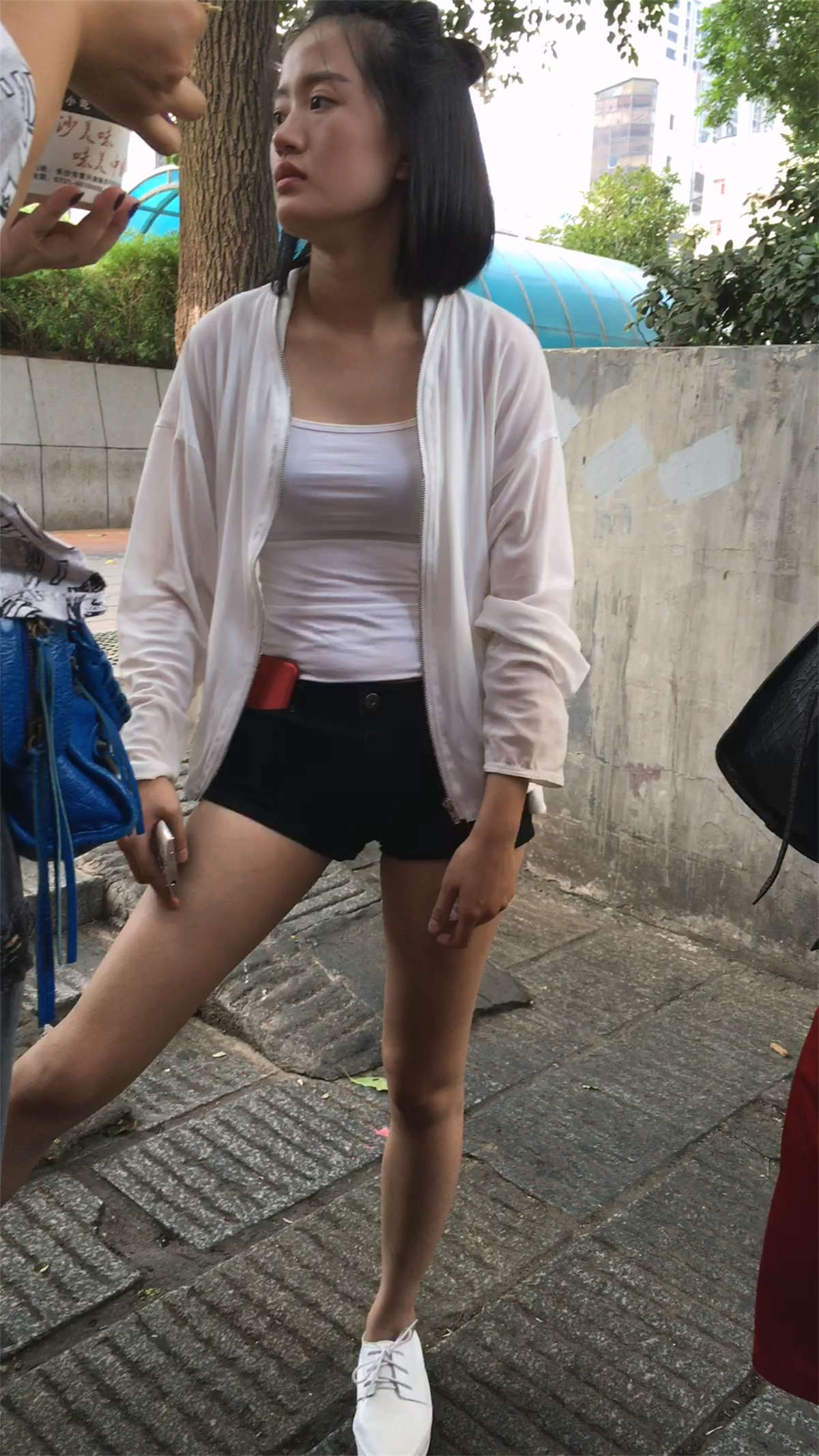 图片[2]-吃小吃的美女-日更街拍