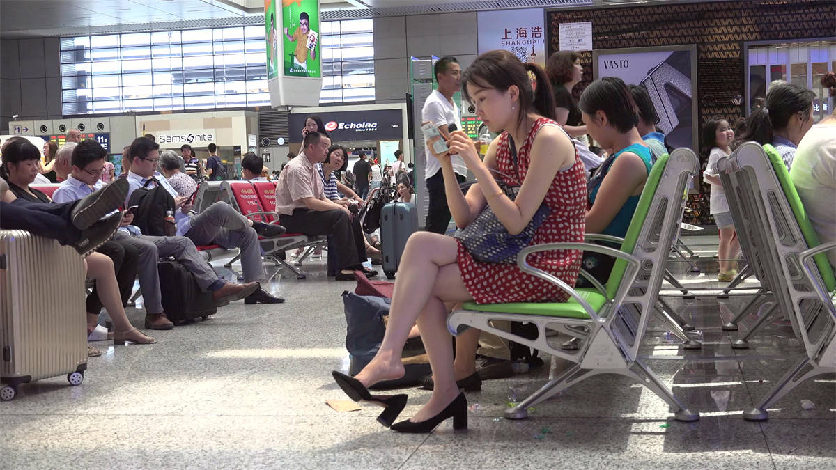 图片[2]-嫩妹情挑高跟，雪足黑鞋，远比光脚来得刺激诱惑-日更街拍