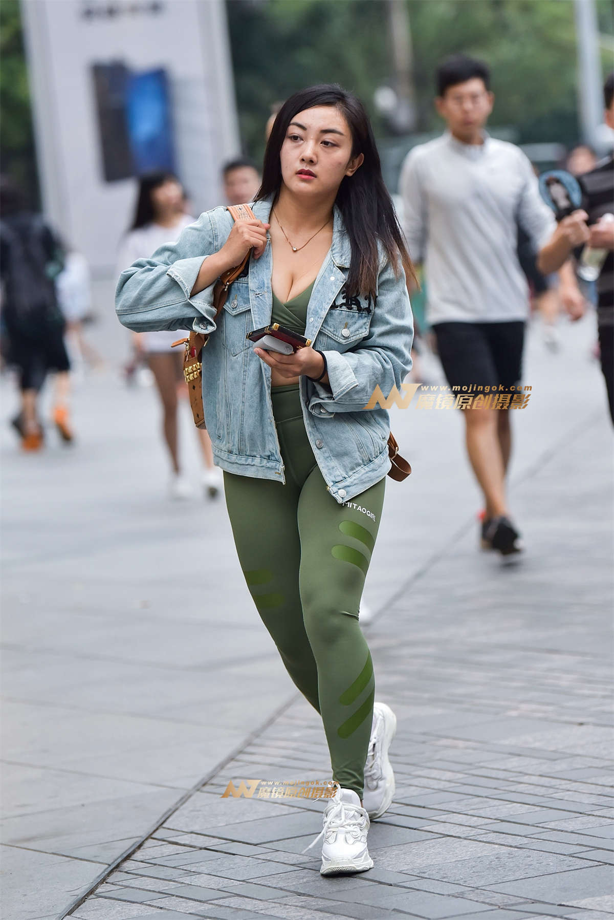 丰满瑜珈裤美眉 活力四射-日更街拍