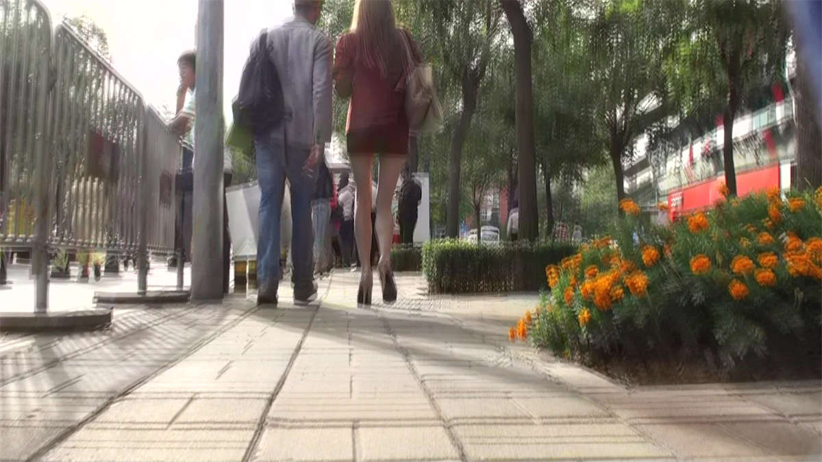 图片[2]-街头偶遇身材高挑极品美腿枣红OL短裙外国美女-日更街拍