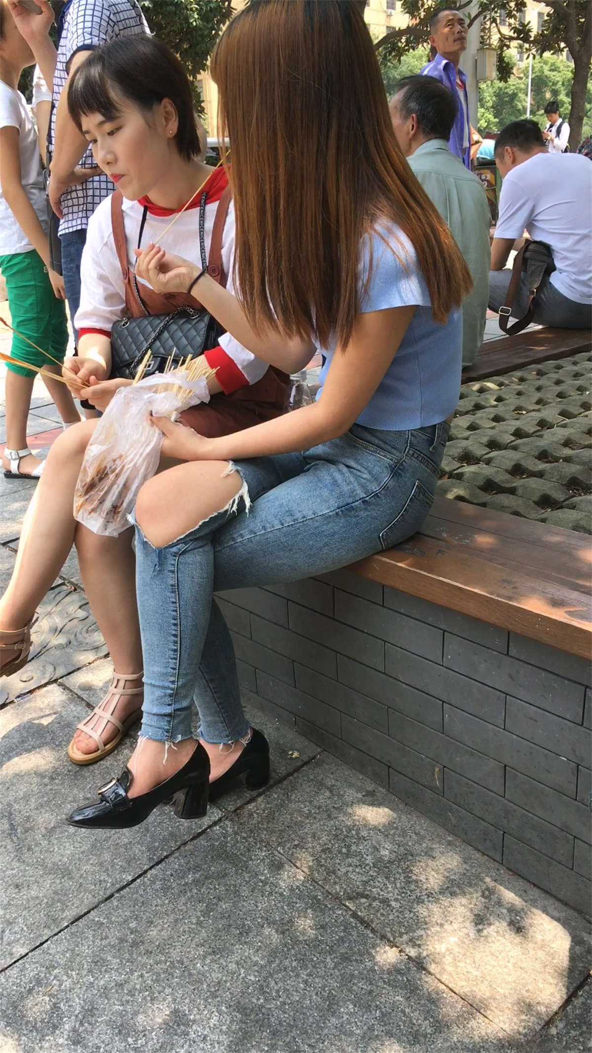 吃烤串的美女-日更街拍