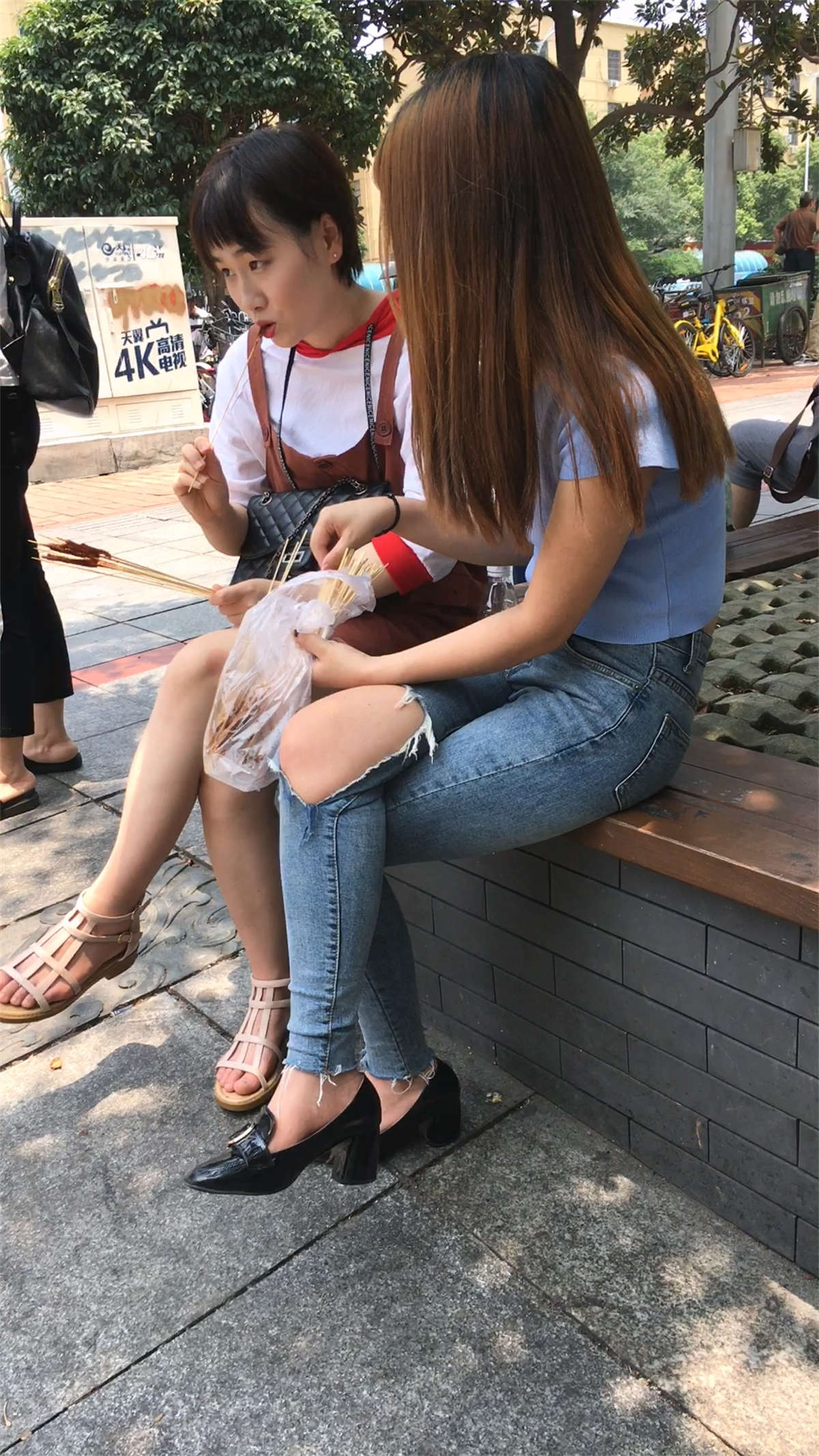 图片[2]-吃烤串的美女-日更街拍