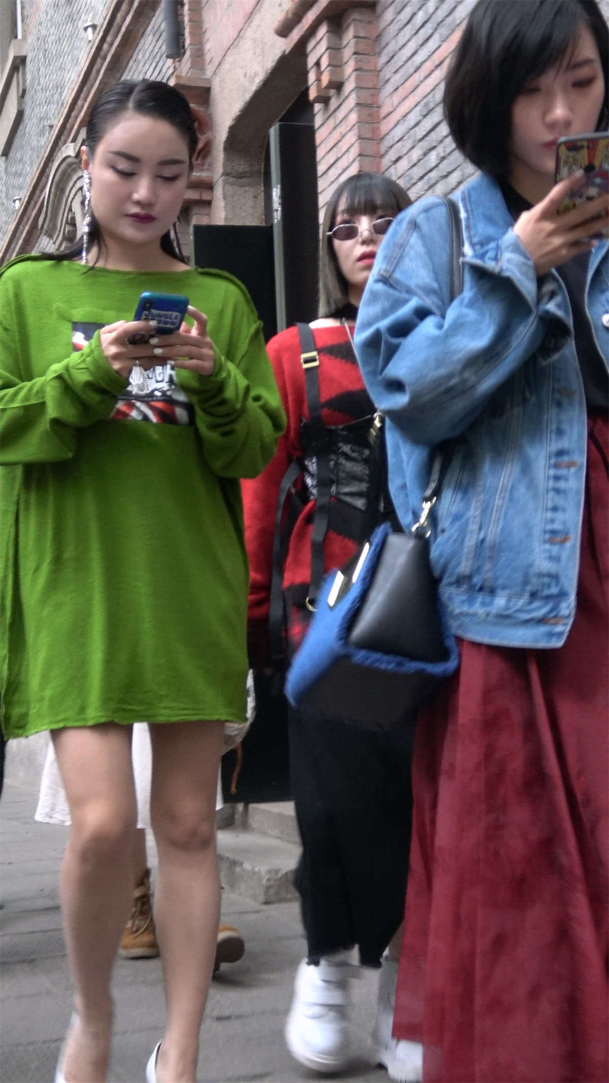 图片[2]-白色高跟鞋性感美腿连衣裙MM-日更街拍